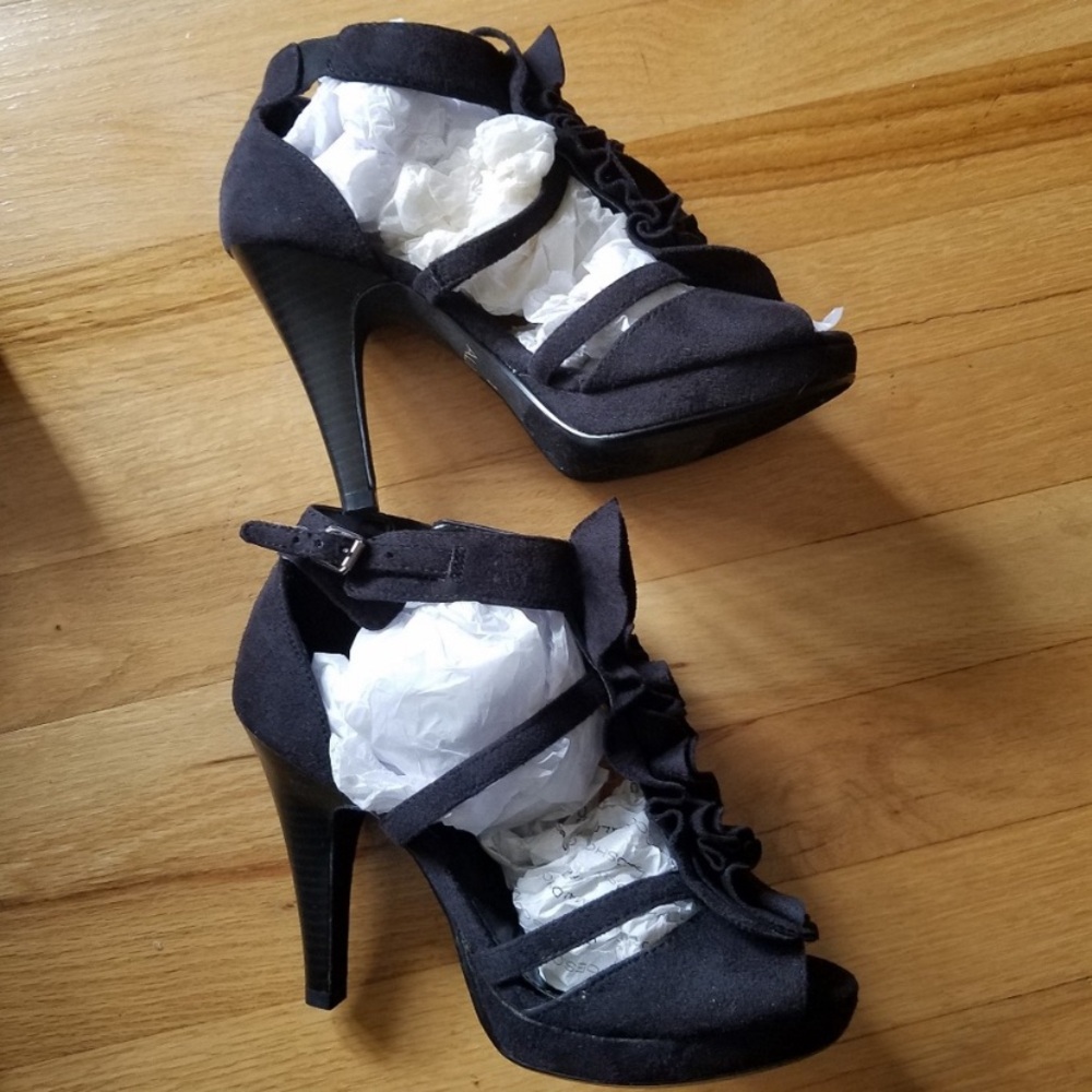 NWT Rare Aldo Black Suede Ruffle Accent Open Toe Pump -Size 6.5 - Picture 8 of 11